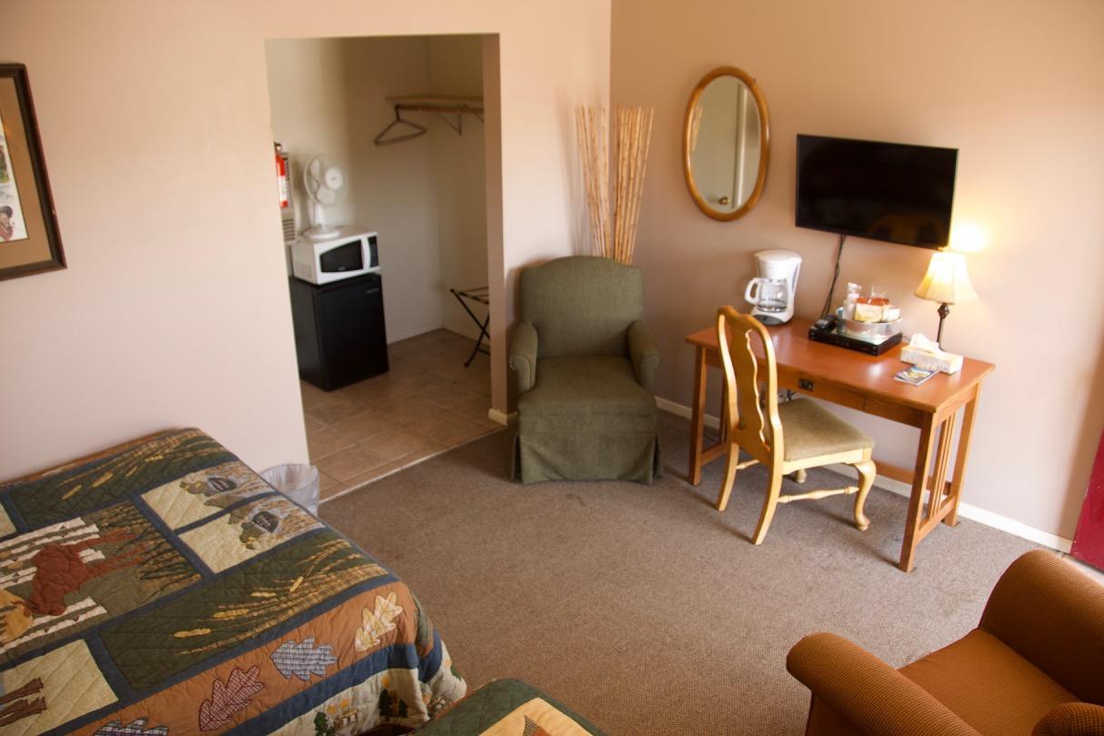 Yellowstone Holiday Motel Вест-Йеллоустоун Екстер'єр фото