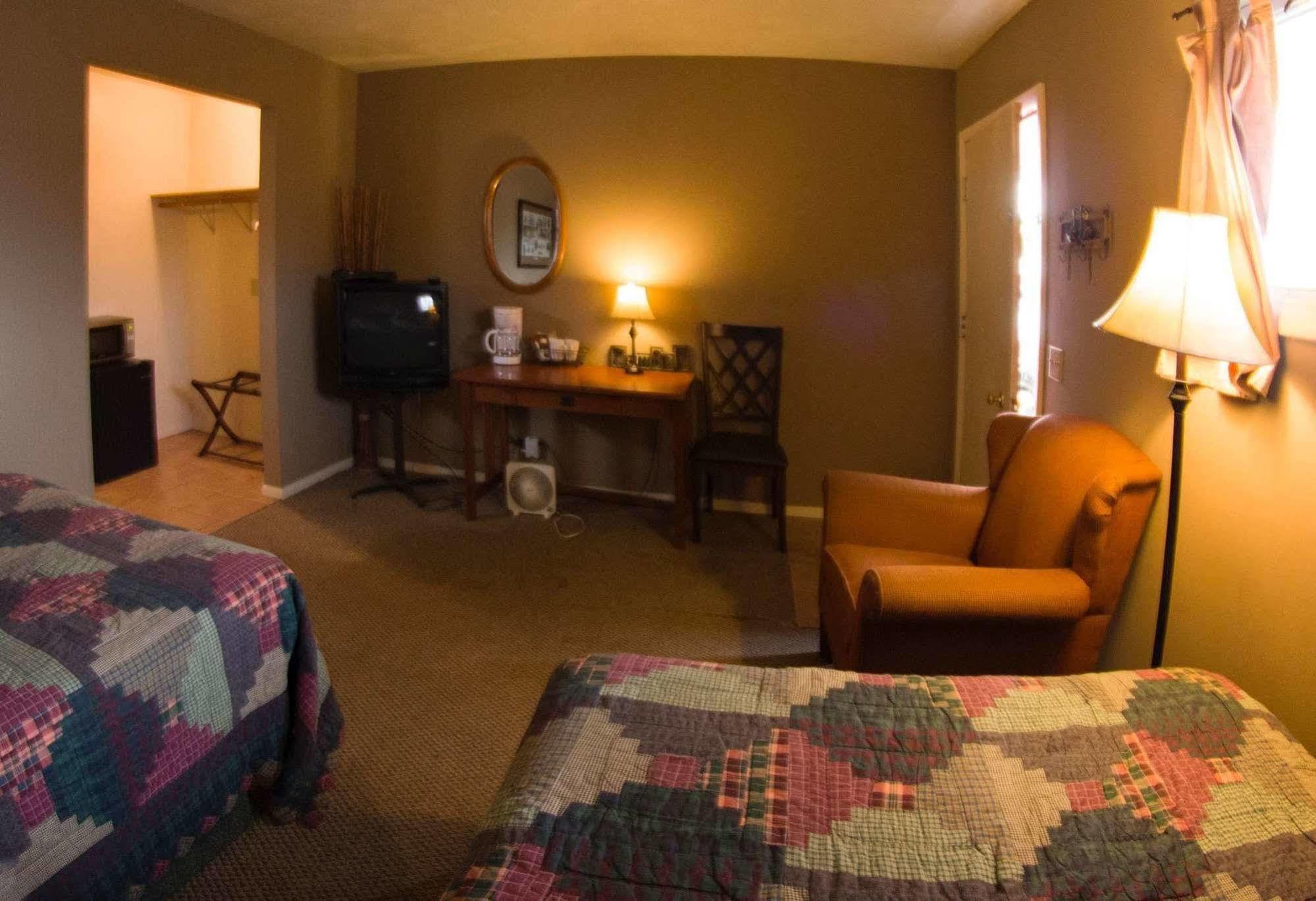 Yellowstone Holiday Motel Вест-Йеллоустоун Екстер'єр фото