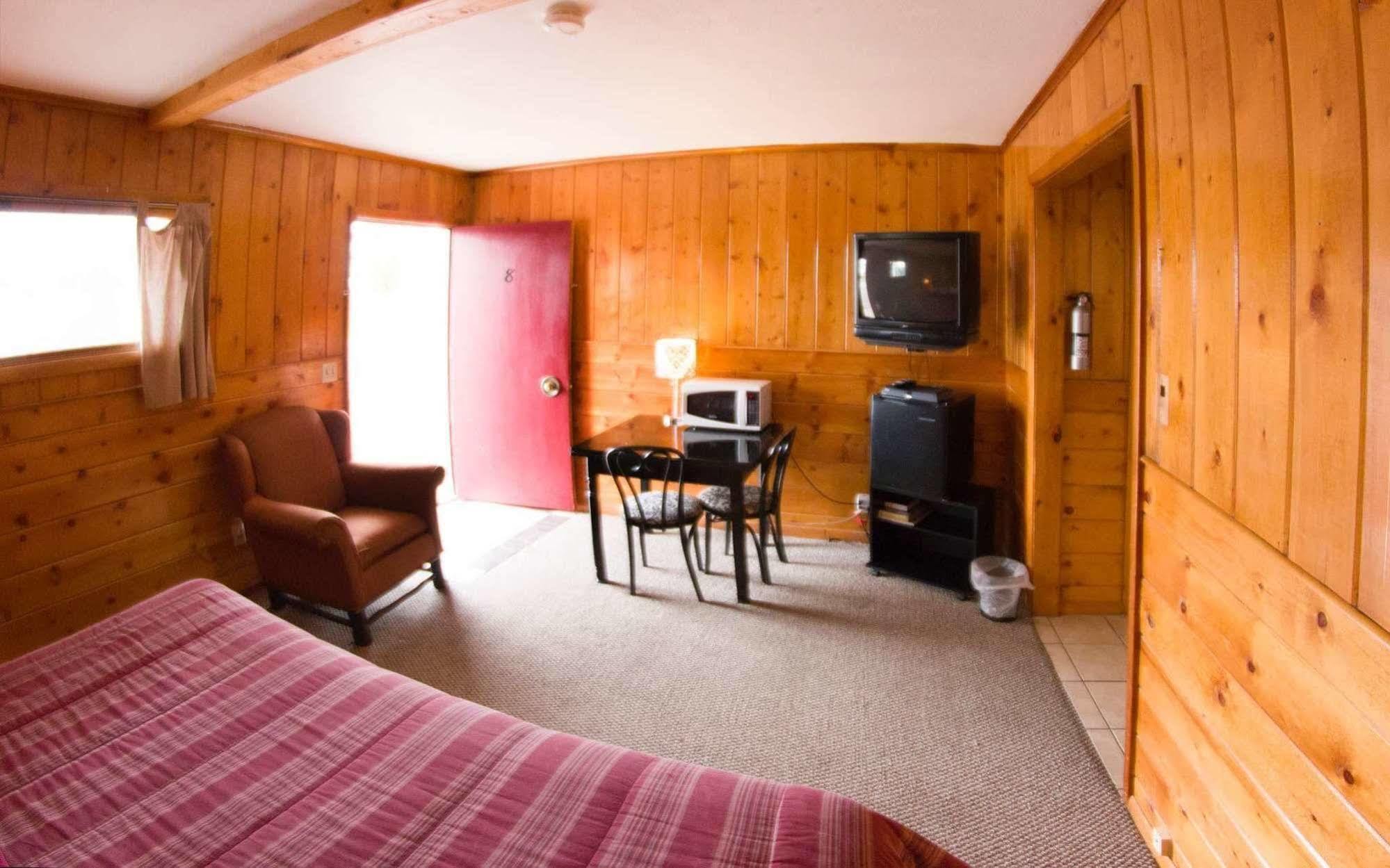 Yellowstone Holiday Motel Вест-Йеллоустоун Екстер'єр фото