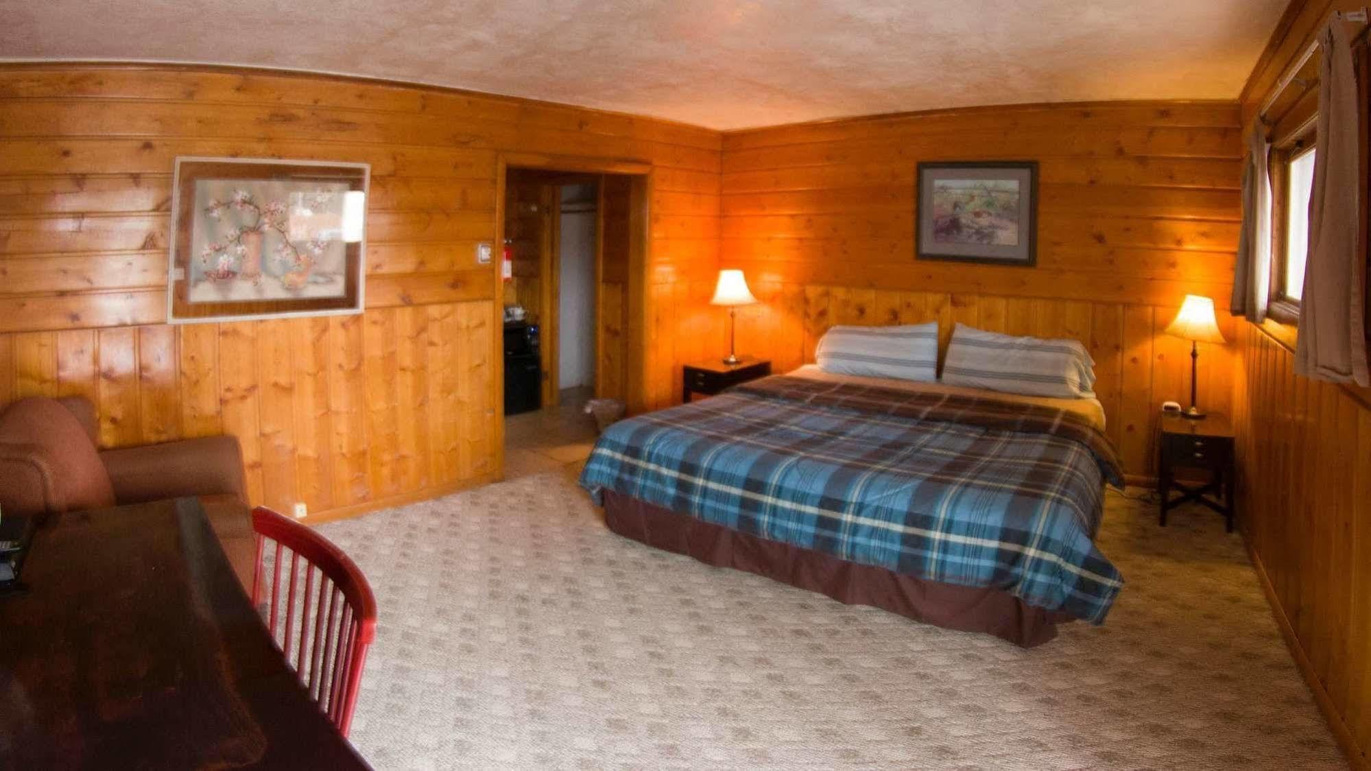 Yellowstone Holiday Motel Вест-Йеллоустоун Екстер'єр фото
