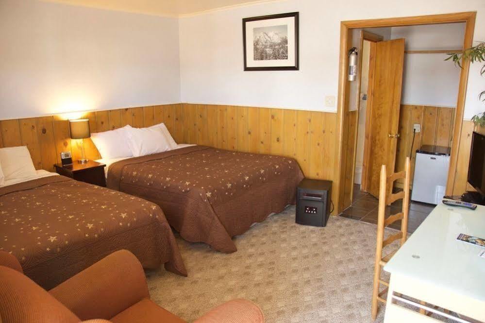 Yellowstone Holiday Motel Вест-Йеллоустоун Екстер'єр фото