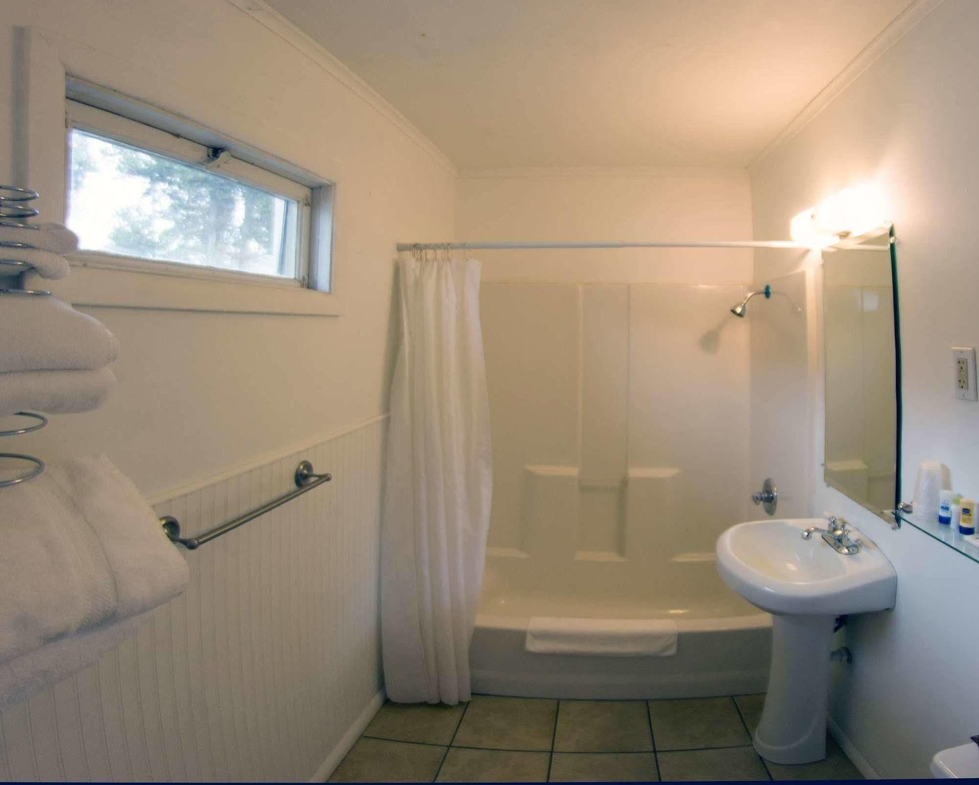 Yellowstone Holiday Motel Вест-Йеллоустоун Екстер'єр фото