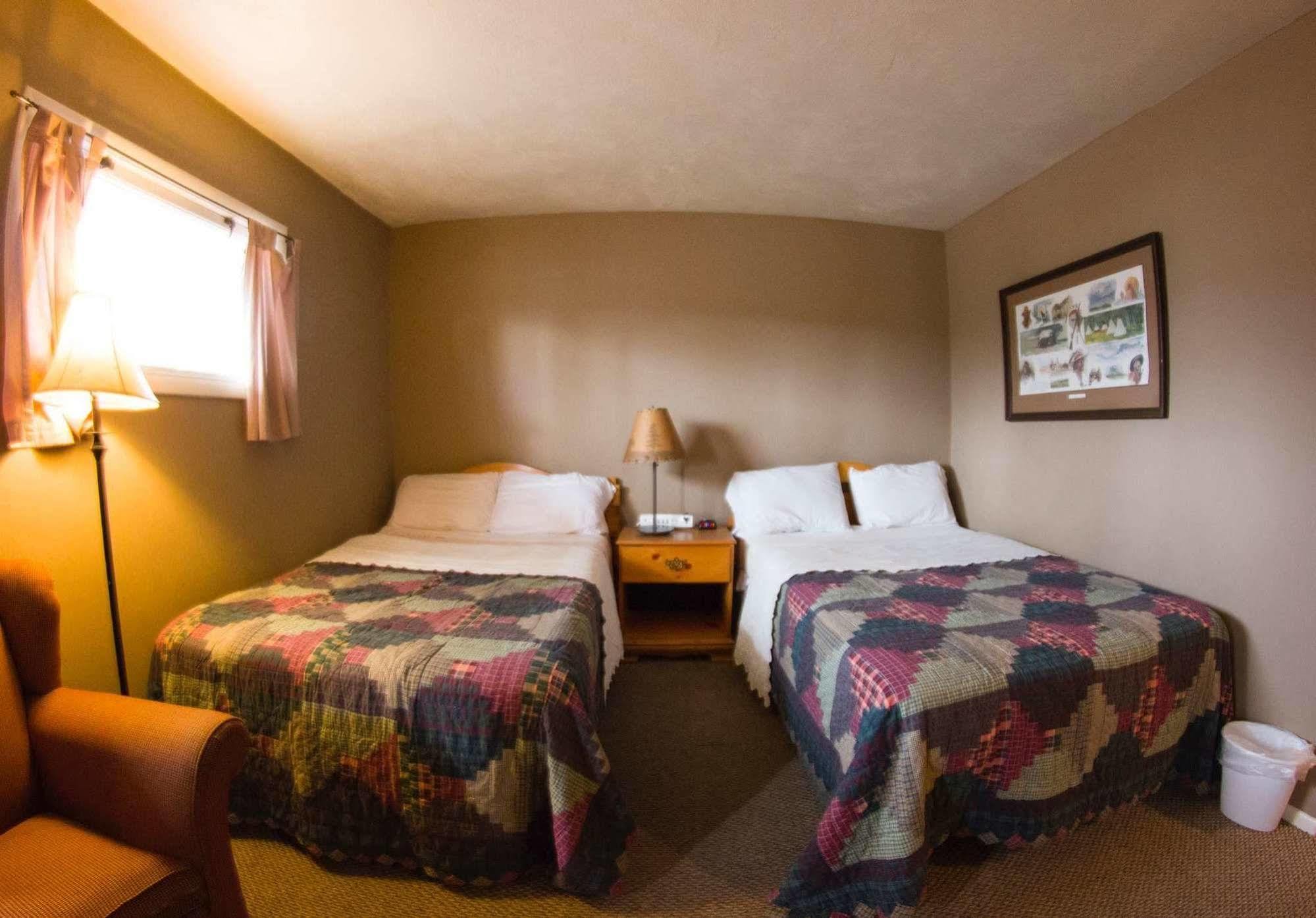 Yellowstone Holiday Motel Вест-Йеллоустоун Екстер'єр фото