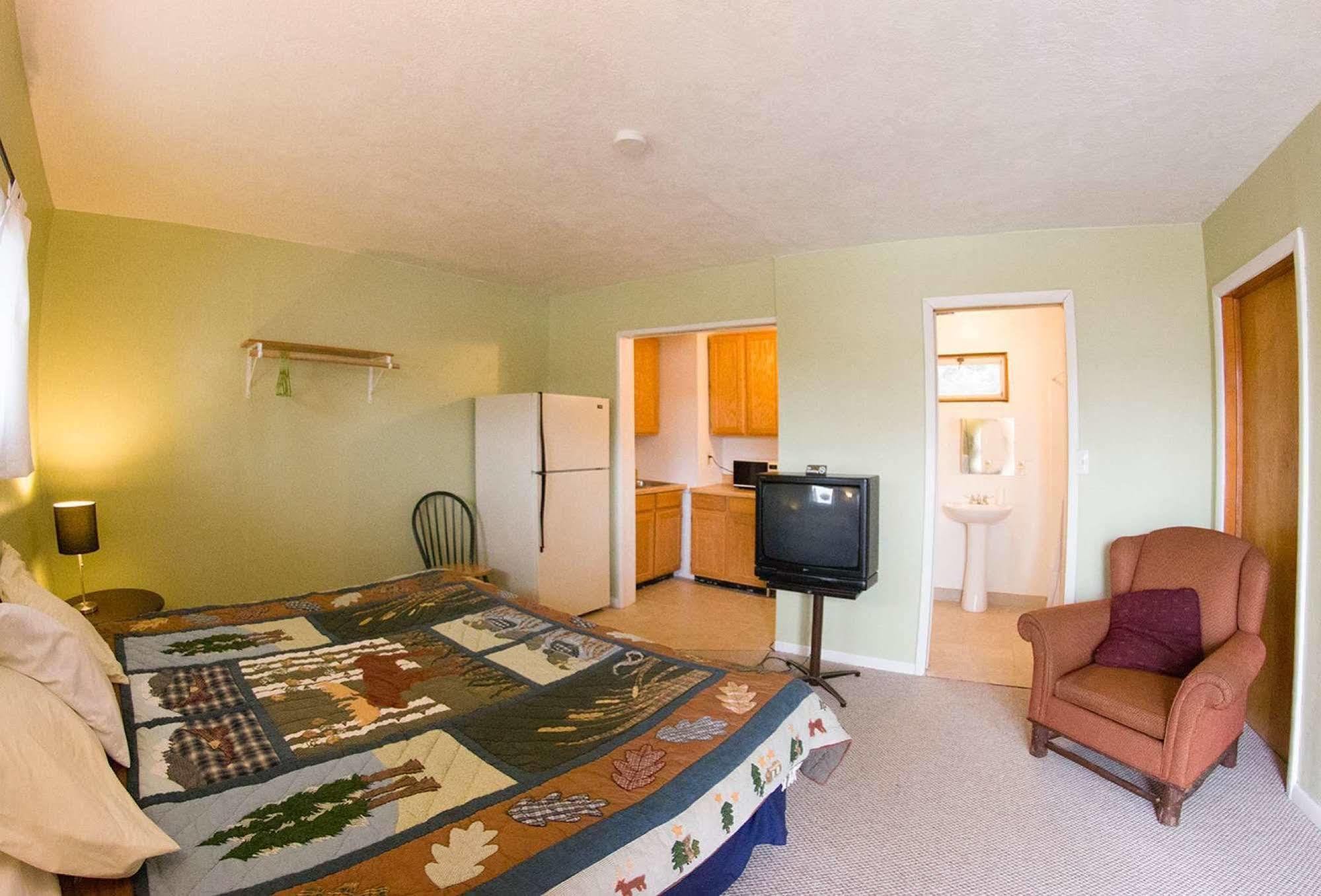Yellowstone Holiday Motel Вест-Йеллоустоун Екстер'єр фото