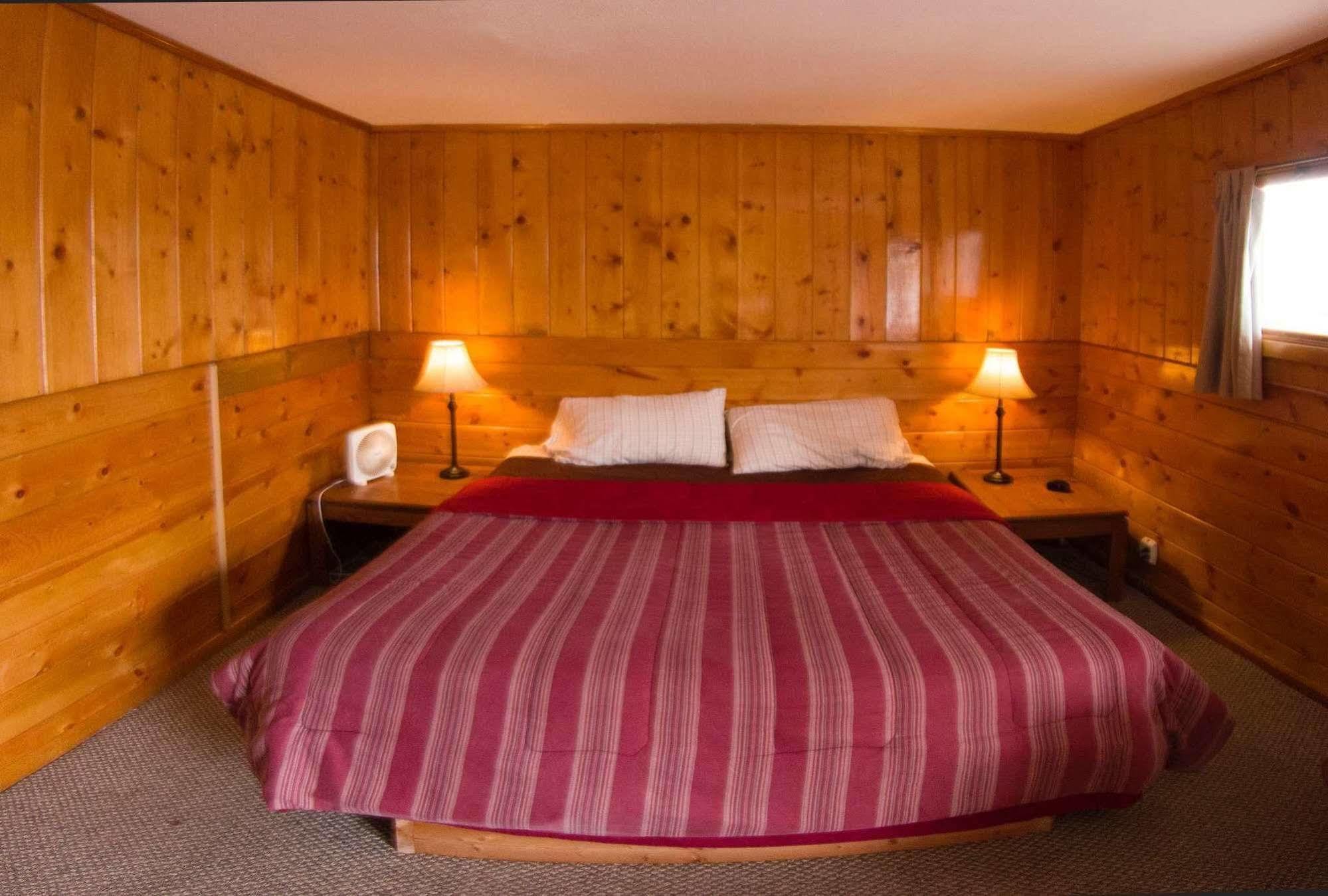 Yellowstone Holiday Motel Вест-Йеллоустоун Екстер'єр фото