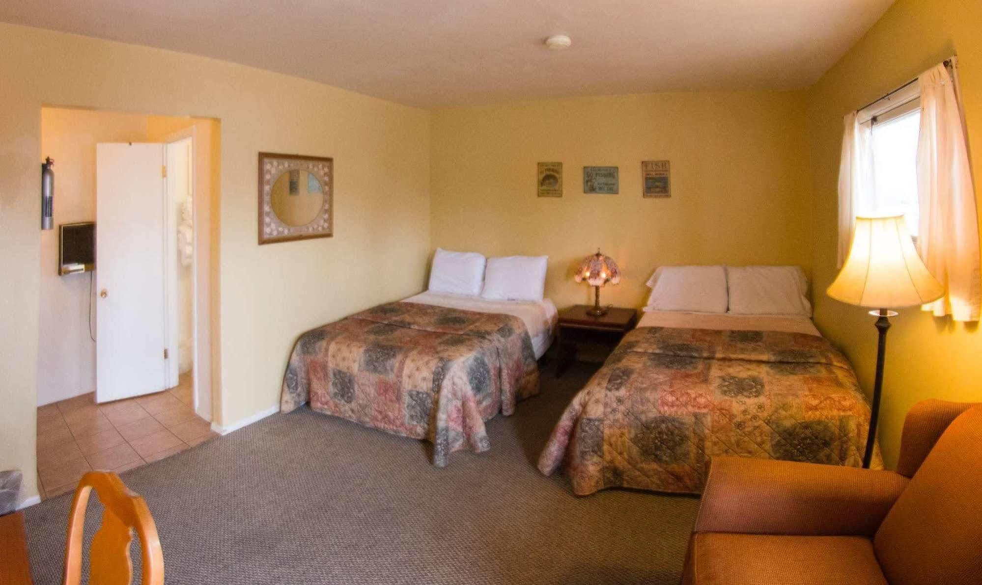 Yellowstone Holiday Motel Вест-Йеллоустоун Екстер'єр фото
