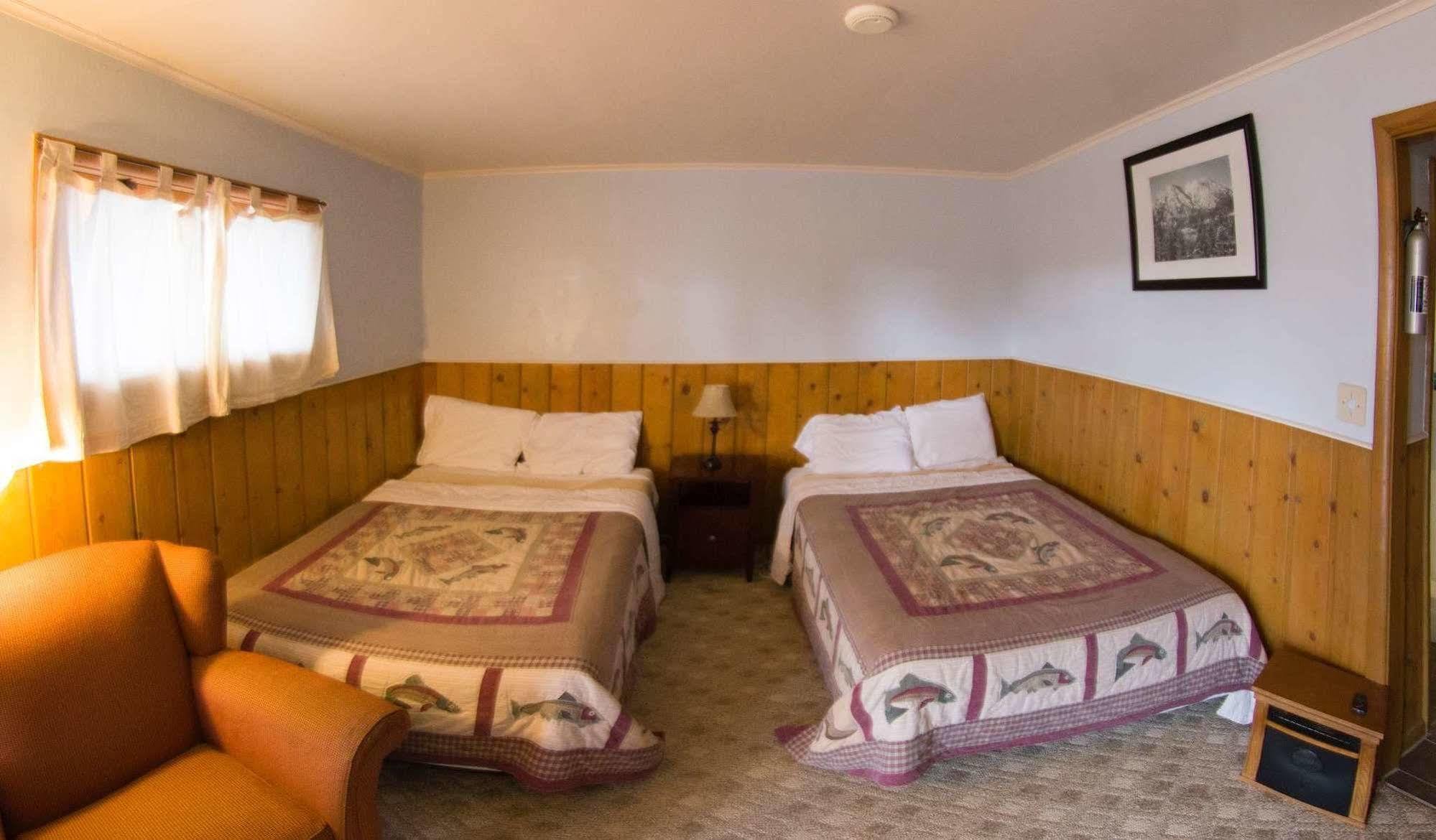 Yellowstone Holiday Motel Вест-Йеллоустоун Екстер'єр фото