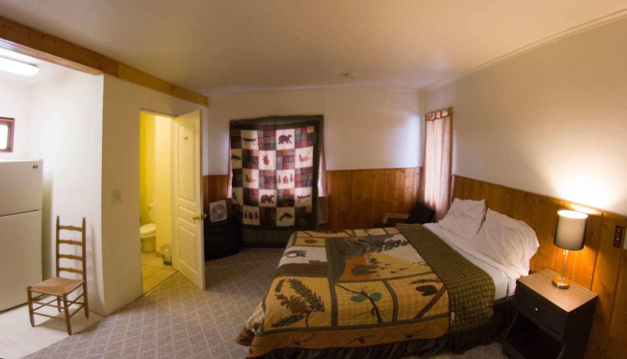 Yellowstone Holiday Motel Вест-Йеллоустоун Екстер'єр фото