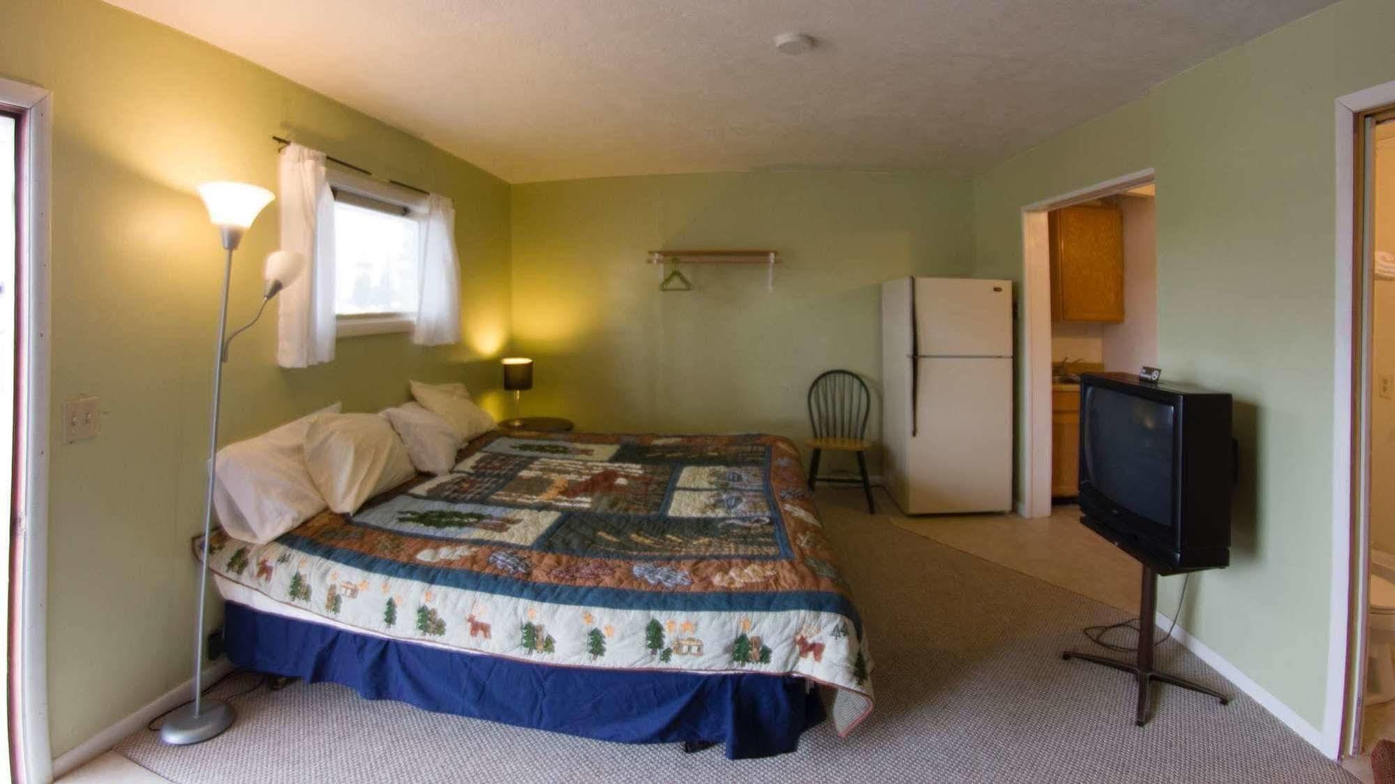 Yellowstone Holiday Motel Вест-Йеллоустоун Екстер'єр фото