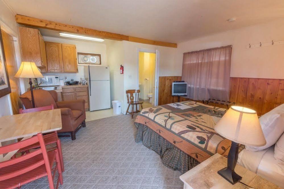 Yellowstone Holiday Motel Вест-Йеллоустоун Екстер'єр фото