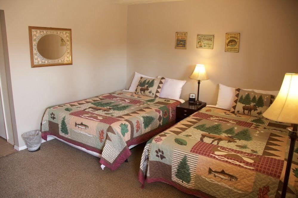 Yellowstone Holiday Motel Вест-Йеллоустоун Екстер'єр фото