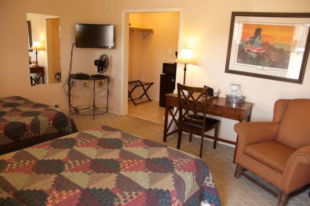 Yellowstone Holiday Motel Вест-Йеллоустоун Екстер'єр фото
