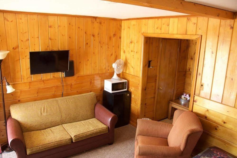 Yellowstone Holiday Motel Вест-Йеллоустоун Екстер'єр фото